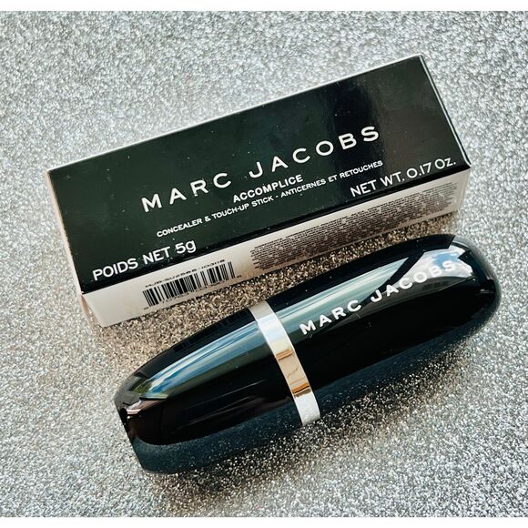 Marc Jacobs Beauty Accomplice Deep 59 Concealer & Touch-Up Stick Red Undertones - Picture 3 of 6